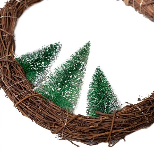 DekorTrend KDA 010 Beltéri elemes akasztható világító rattan ablakdísz fenyőfákkal, 30 db MELEG FEHÉR LED-del, 30 cm