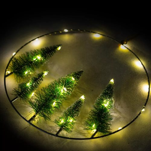 DekorTrend KDA 011 Beltéri elemes akasztható világító fém ablakdísz fenyőfákkal, 30 db MELEG FEHÉR LED-del, 30 cm