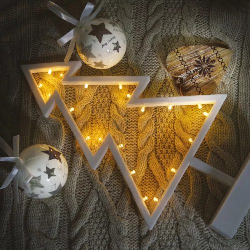 DekorTrend KDE 103 Beltéri elemes FENYŐ ABLAKDÍSZ, 20 db meleg fehér fényű leddel, 39 cm