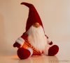 Karácsonyi skandináv LED-es manó dekoráció, piros sapkával, 35 cm magas