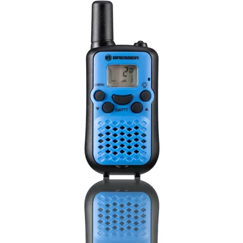 Egy darab kék Bresser Junior walkie-talkie adó-vevő függőleges elölnézetből, jól látható LCD kijelzővel és kezelőgombokkal.