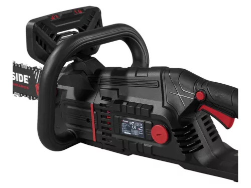 Hosszirányban szerelt 2500W-os motor Soft Start indítással és ergonómikus markolattal